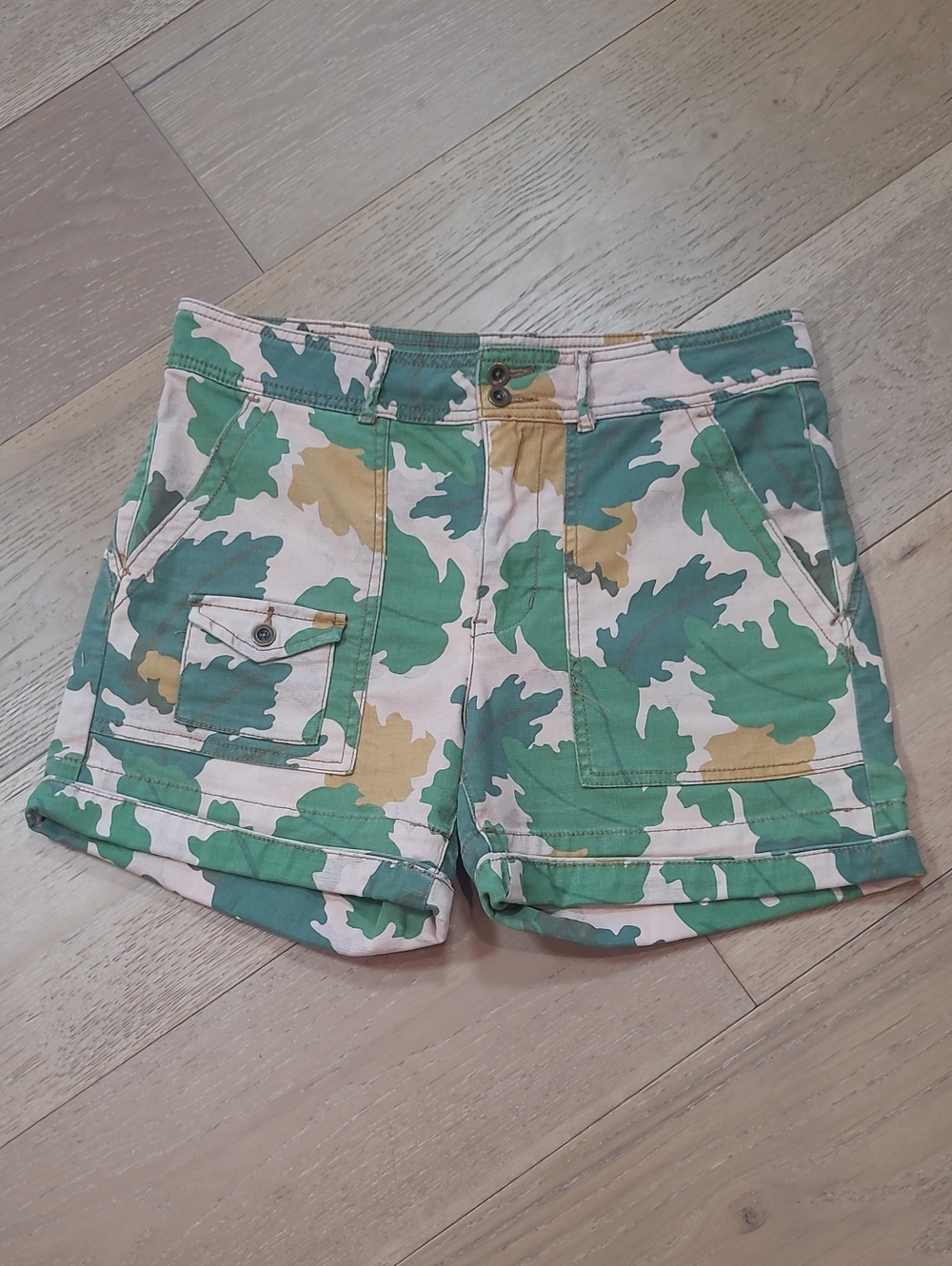 EUC Anthropologie The Wanderer Shorts Women's sz 28 Utility Short in Camo